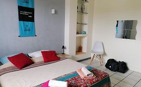 Jolie Chambre Climatisee Avec Balcon Chez L'Habitant